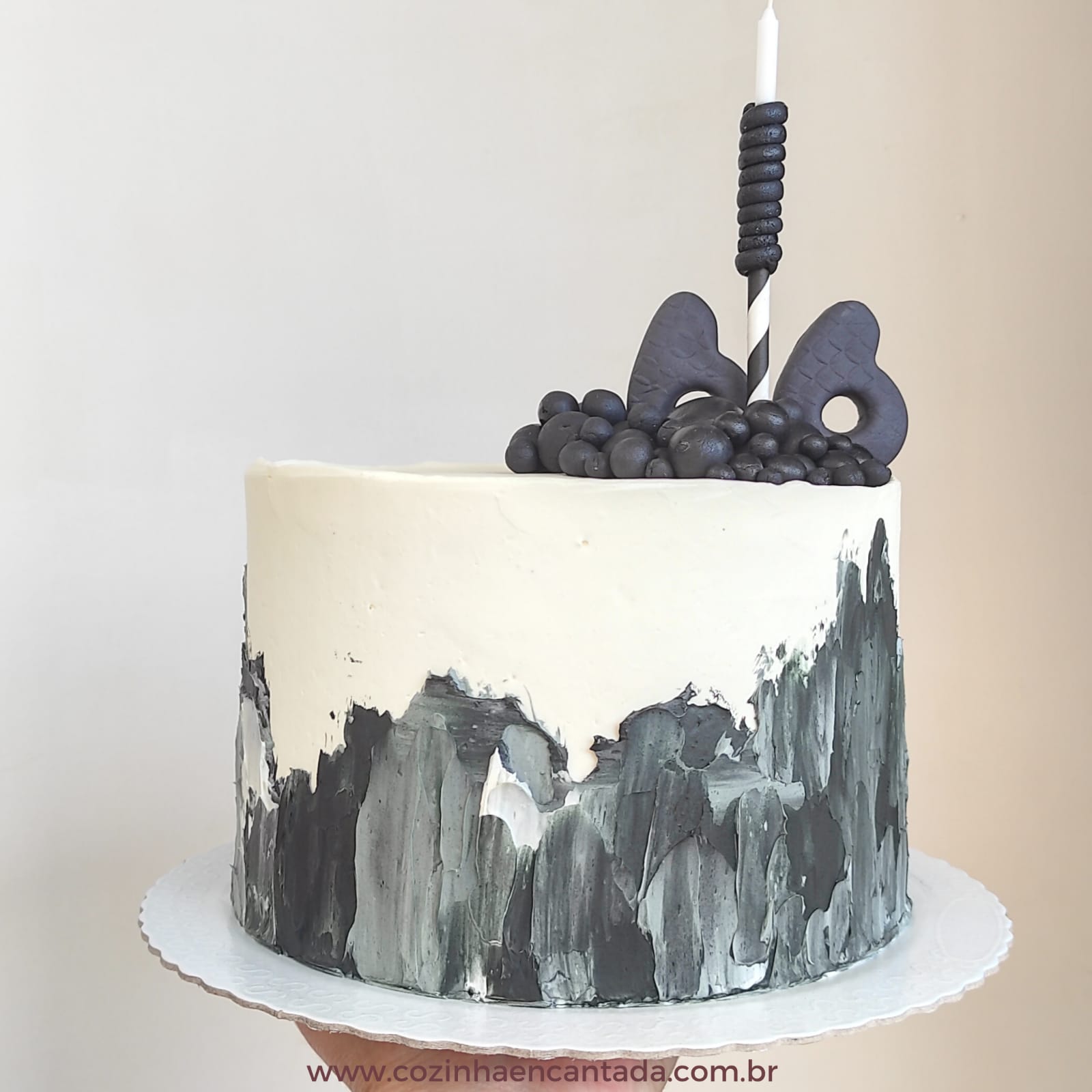 decoração de bolo masculino simples, com drip cake